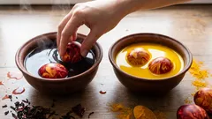 Jajka wielkanocne bez chemii: dzięki tej naturalnej sztuczce uzyskasz odcienie, których nie znajdziesz w sklepach.