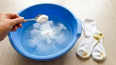 Wystarczy dodać 2 łyżki stołowe do wody, a białe ubrania będą jak nowe: żółte plamy i zabrudzenia znikają podczas prania