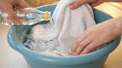 Wieczorem namaczam ściereczki kuchenne i rękawice kuchenne: rano są idealnie czyste, znikają nawet stare tłuste plamy.