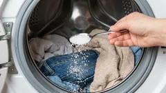 Dlaczego gospodynie dodają sól podczas prania: efekt jest lepszy niż przy użyciu drogich środków