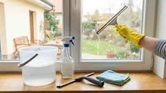 Mycie okien po zimie bez zbędnego wysiłku: szybki sposób na przywrócenie szyb idealnej przejrzystości bez smug