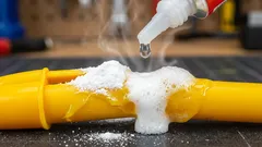 Mieszanka kleju i sody oczyszczonej: dlaczego jest zalecana i do czego służy?