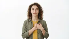 Zgodnie z teorią psychologiczną osoby, które zawsze są miłe dla wszystkich, często skrywają głębokie wyczerpanie emocjonalne, którego mało kto dostrzega.