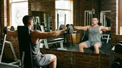 Ćwiczenia na ramiona: 5 błędów powodujących napięcie w szyi (i jak je naprawić)