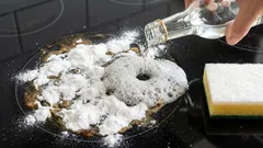 Płyta kuchenna pozbędzie się uporczywego tłustego brudu: wystarczy woda i dwa niedrogie składniki