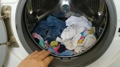 Wartość „7 kg” na pralce oznacza wagę prania suchego lub mokrego: jak obliczyć ładowność