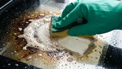 Szyba piekarnika lśni jak lustro: domowa metoda poradzi sobie nawet z uporczywymi plamami